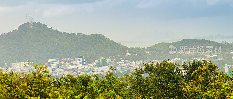 从Khao-Khad view Tower，游客可以360度欣赏查龙湾，Panwa角，Sire岛，Bon岛，以及普吉岛周围的小岛和大岛，包括普吉市。这座塔是Vichit地区官员建造的